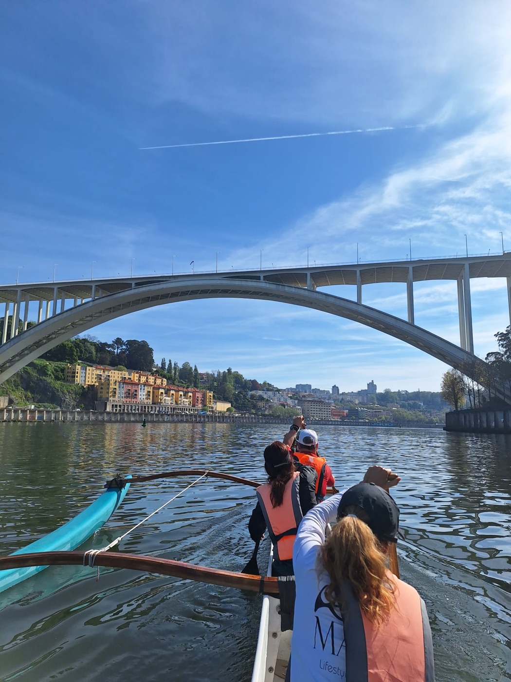 OC6 a remar em direção à Ponte da Arrábida