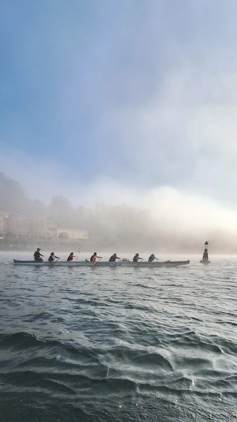 Equipa da Douro Va'a a remar no nevoeiro da manhã