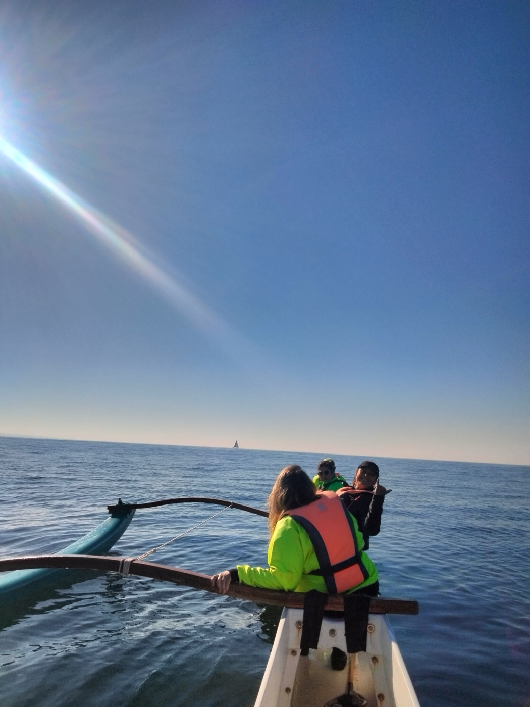 Remar em água aberta numa manhã de sol