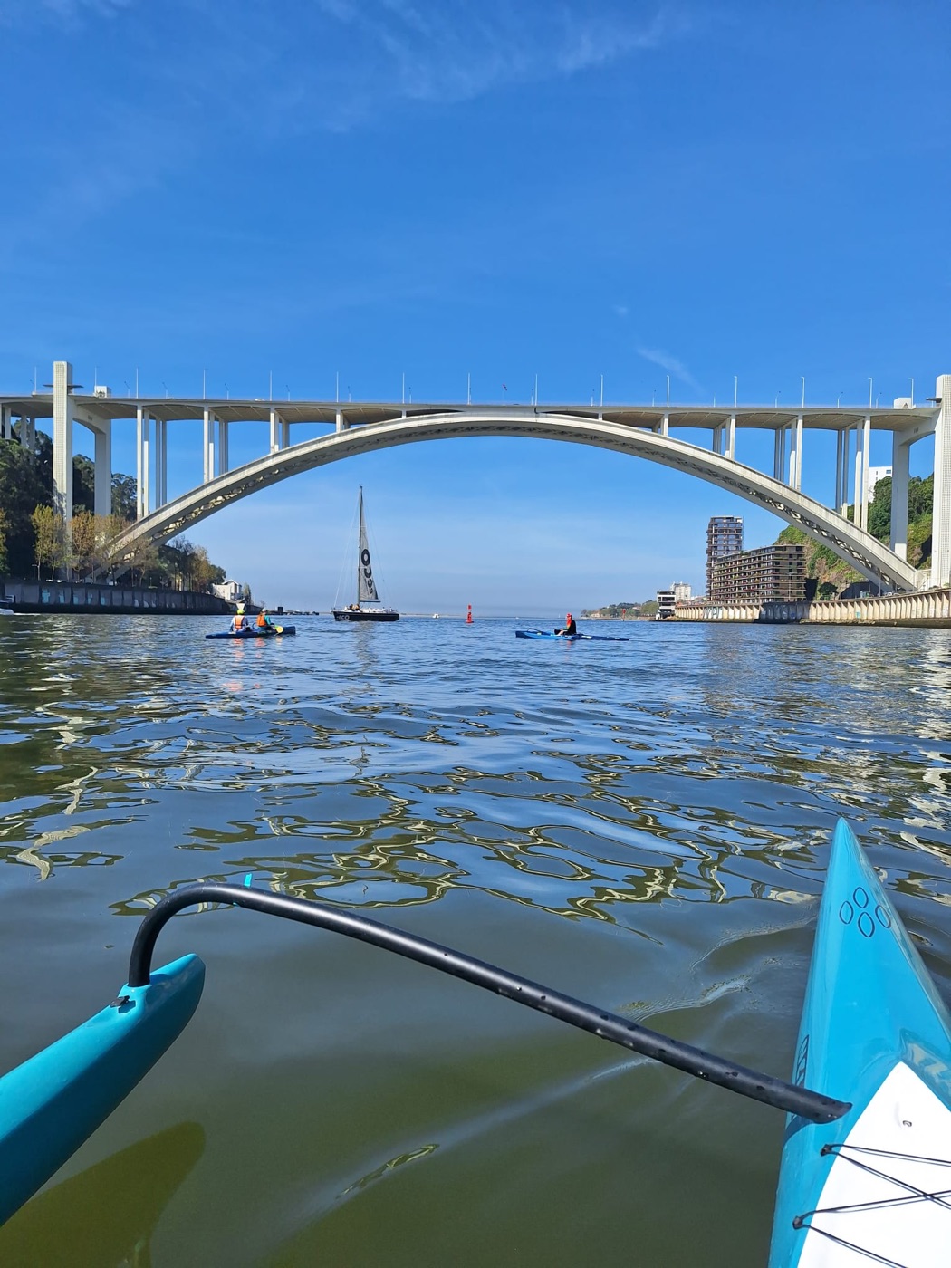Vista da canoa sob a ponte em arco do Douro