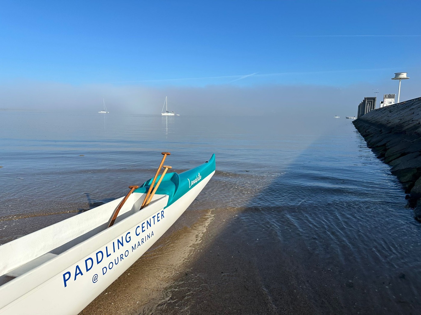 Canoa havaiana na praia do Paddling Center, Douro Marina